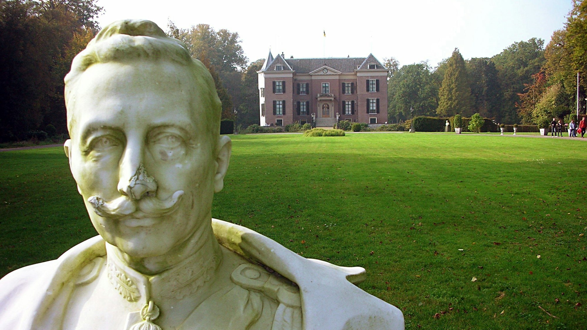 Die Büste von Kaiser Wilhelm II. vor dem niederländischen Landschloss Doorn unweit von Utrecht.
