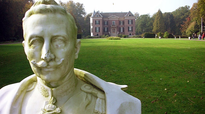 Die Büste von Kaiser Wilhelm II. vor dem niederländischen Landschloss Doorn unweit von Utrecht.