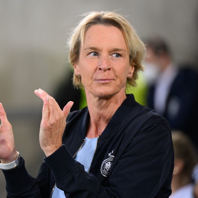 Deutschlands Frauen-Bundestrainerin Martina Voss-Tecklenburg steht am Spielfeldrand und klatscht in die Hände.