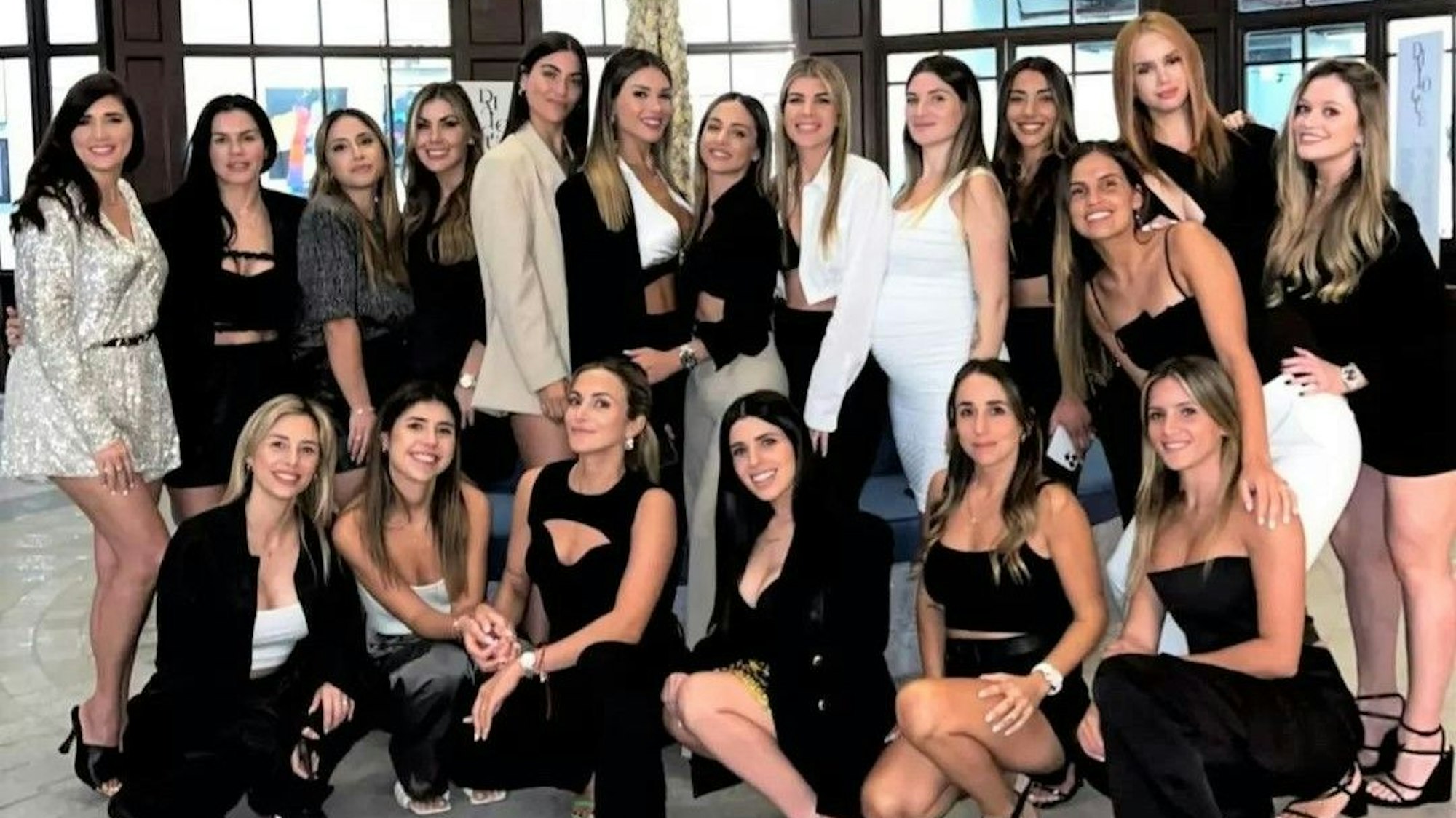 19 Spielerfrauen der argentinischen Nationalmannschaft posieren auf einem Gruppenfoto am Tag vor dem Halbfinale bei der WM 2022 in Katar.