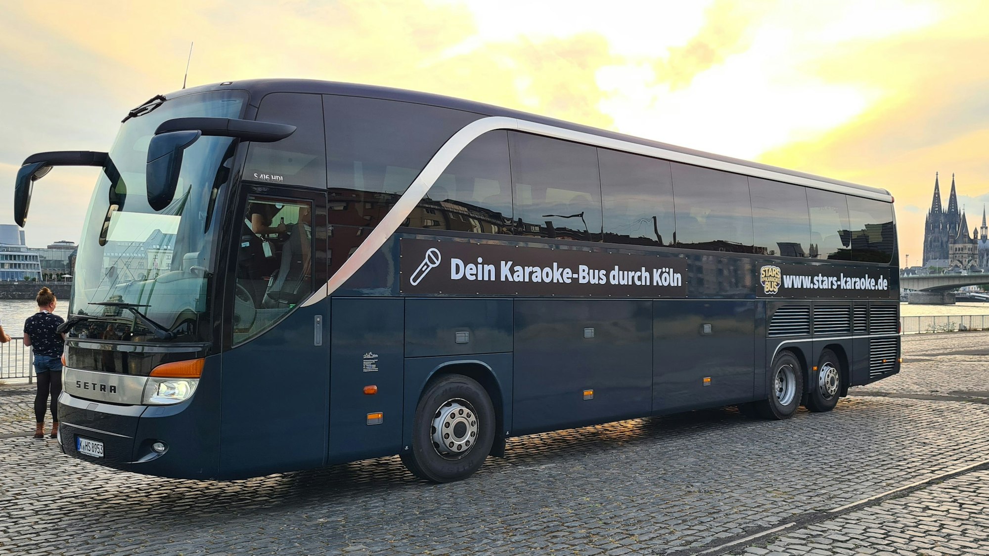 Außenansicht eines Karaoke-Busses am Rhein in Köln.