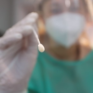 Eine medizinische Assistentin nimmt in einer Teststation am 23. Januar 2023 mit einem Tupfer einen Abstrich für einen PCR-Test.