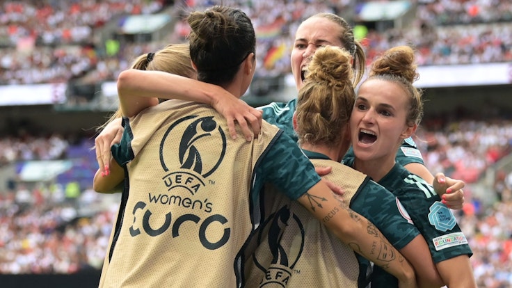 Die DFB-Spielerinnen jubeln im EM-Finale der Frauen gegen England über das Tor zum zwischenzeitlichen 1:1-Ausgleich.