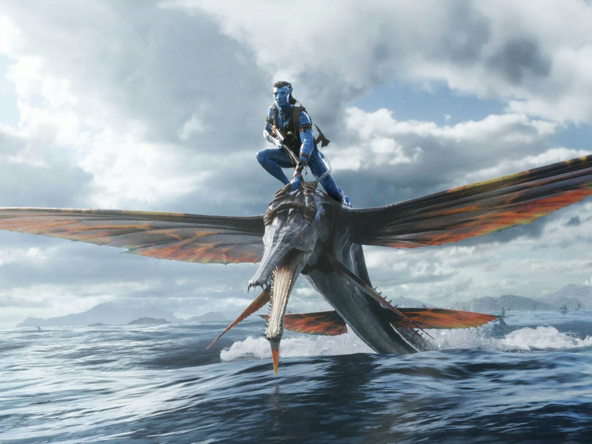 Jake Sully fliegt auf einem Fantasiewesen in „Avatar – The Way of Water“ , der im Dezember 2022 in die Kinos kommt.