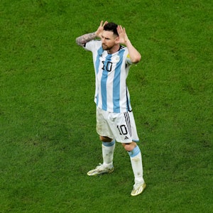Lionel Messi jubelt beim Viertelfinal-Spiel der WM 2022 in Katar nach seinem Treffer zum 2:0 für Argentinien gegen die Niederlande.