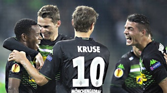 Ibrahima Traoré von Borussia Mönchengladbach wird am 23. Oktober 2014 von Branimir Hrgota, Max Kruse und Granit Xhaka gefeiert.