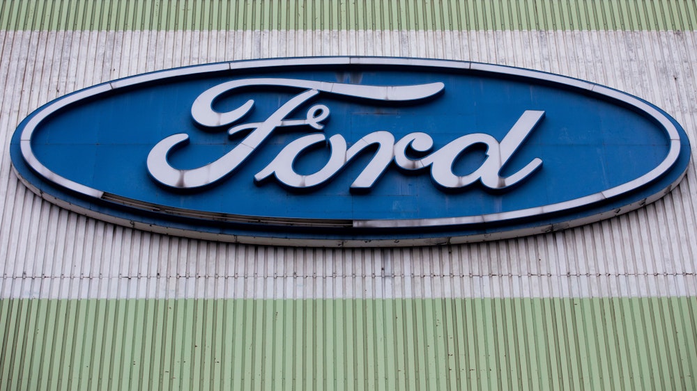Das Logo von Ford ist an einer Produktionshalle für den Fiesta zu sehen.