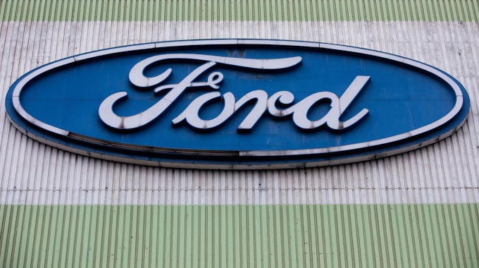 Das Logo von Ford ist an einer Produktionshalle für den Fiesta zu sehen.