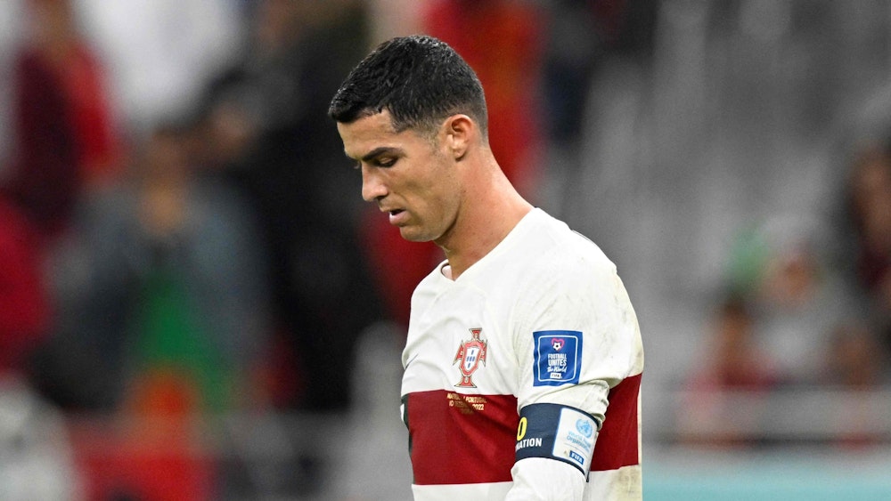 Cristiano Ronaldo geht nach dem WM-Viertelfinalspiel gegen Marokko vom Platz