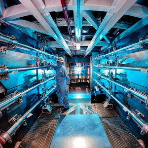 In diesem Bild aus dem Jahr 2012 überprüft ein Techniker eine Optik in der Trägerstruktur des Vorverstärkers im Lawrence Livermore National Laboratory in Livermore, Kalifornien.