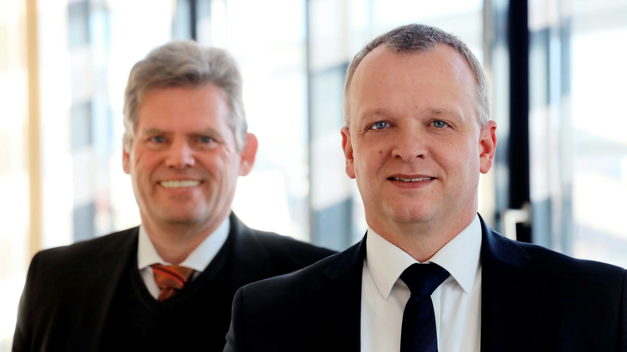 Björn Krischick, Chef der Stadtteilentwicklungsgesellschaft Wiesdorf/Manfort steht rechts neben Stadtkämmerer und Co-Geschäftsführer Michael Molitor