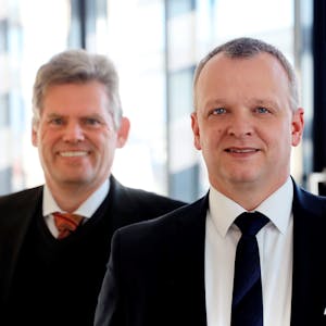 Björn Krischick, Chef der Stadtteilentwicklungsgesellschaft Wiesdorf/Manfort steht rechts neben Stadtkämmerer und Co-Geschäftsführer Michael Molitor