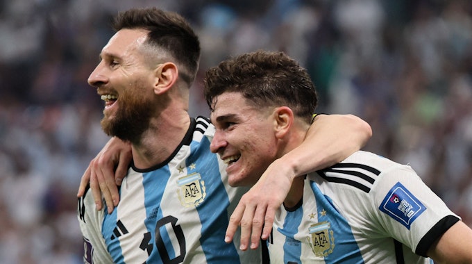 Lionel Messi und Julián Álvarez jubeln über das 2:0 im WM-Halbfinalspiel gegen Kroatien.