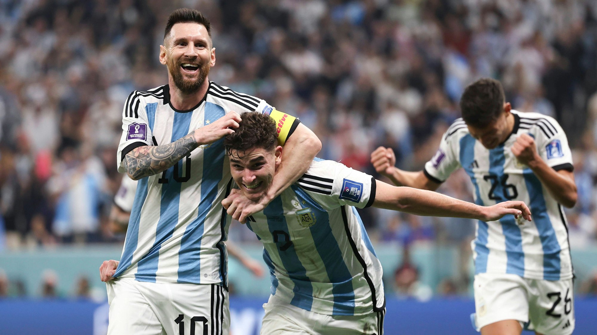 Julian Alvarez feiert mit seinem Kapitän Lionel Messi Argentiniens Treffer zum 2:0 beim 3:0 Sieg im WM-Halbfinale über Kroatien.