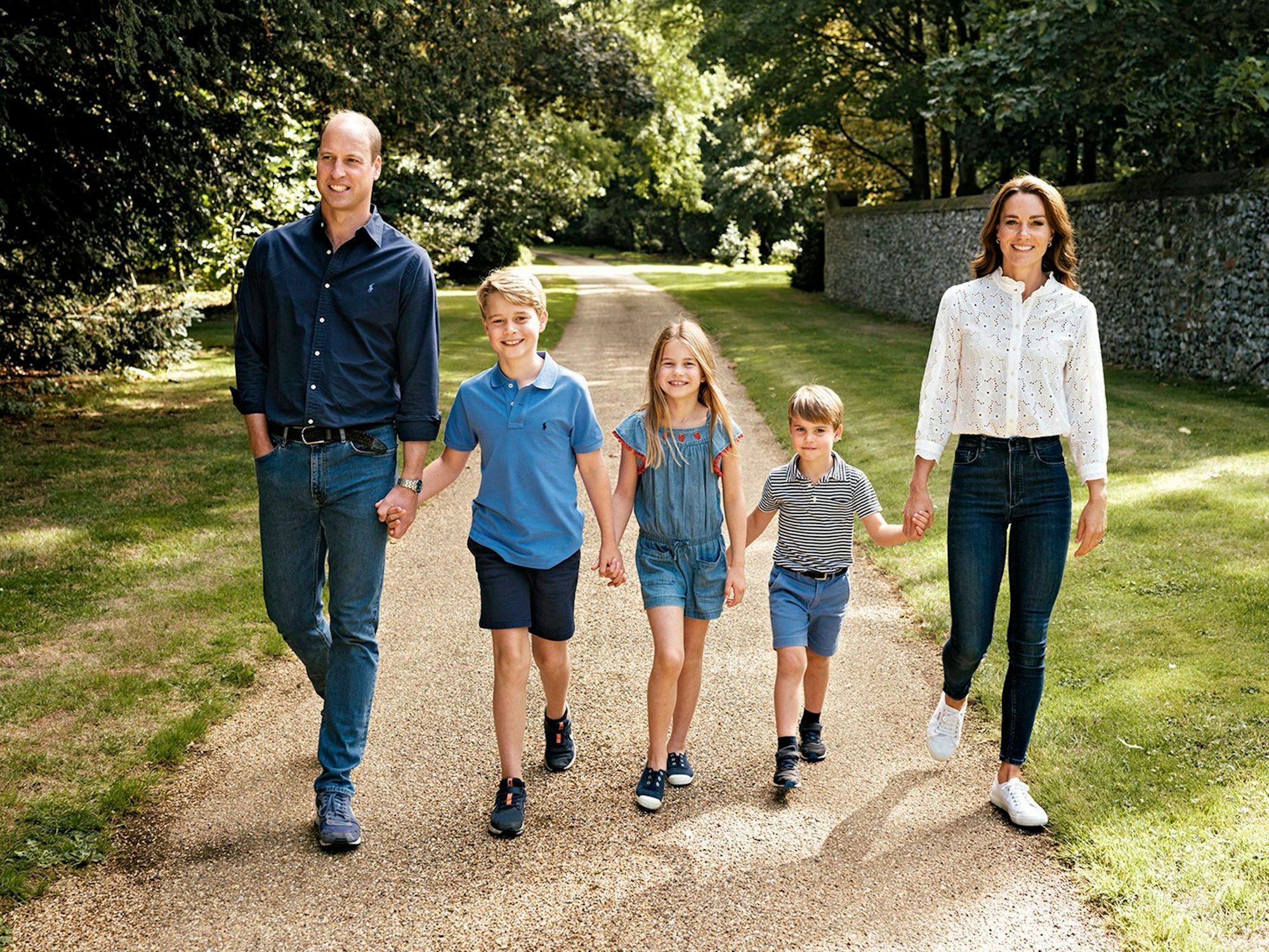 Prinz William, seine Kinder und Kate beim Spaziergang.