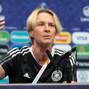 Bundestrainerin Martina Voss-Tecklenburg spricht bei einer Pressekonferenz.
