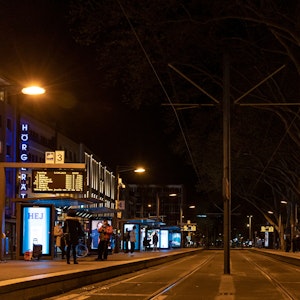 Nächtlicher Blick auf die Haltestelle Neumarkt in Köln. An beiden Seiten der Gleise sind Anzeigetafeln zu sehen.