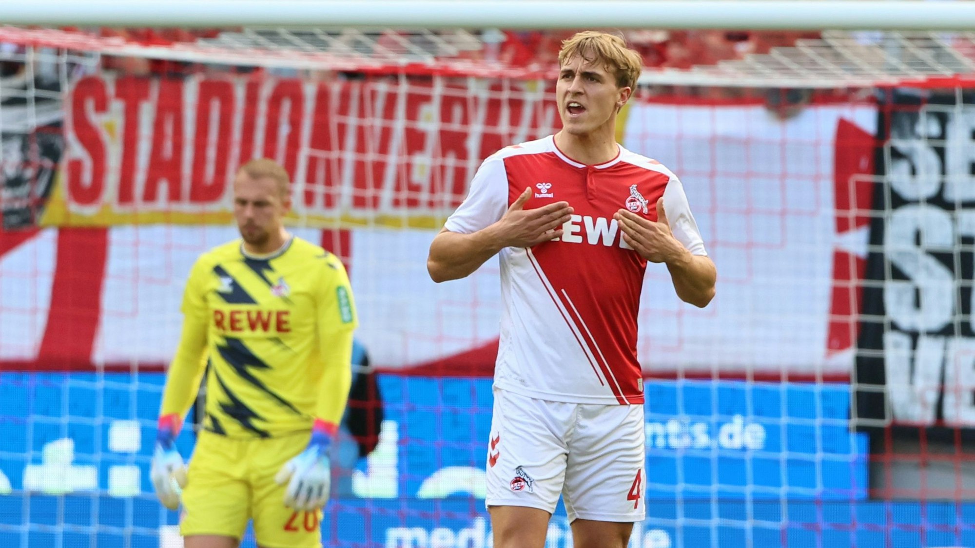 Timo Hübers gibt beim Heimspiel des 1. FC Köln gegen den FC Augsburg Anweisungen.
