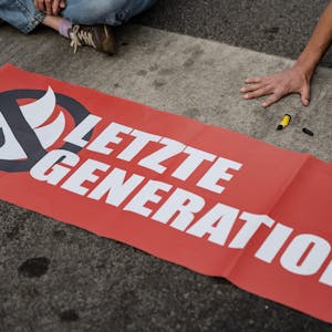 Ein Aktivist der Gruppe „Letzte Generation“ hat sich in Göttingen festgeklebt. (Archivbild)