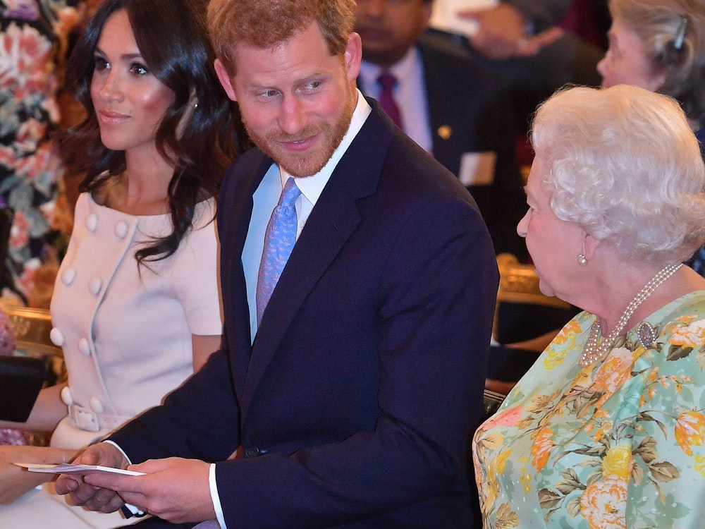 Prinz Harry und Meghan, er redet mit seiner Großmutter Queen Elizabeth II.