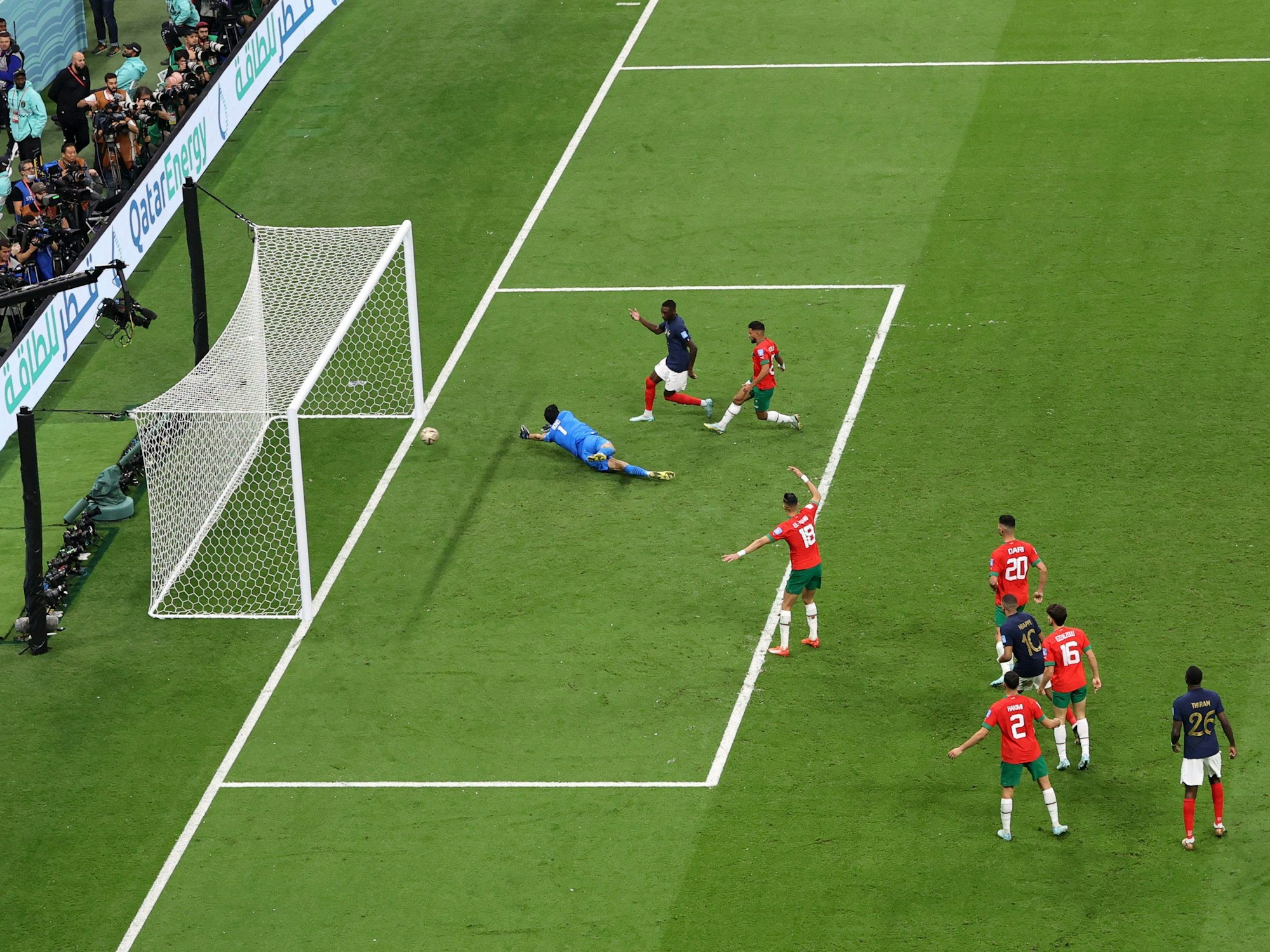 Randal Kolo Muani schiebt den Ball zum 2:0 für Frankreich gegen Marokko ein.