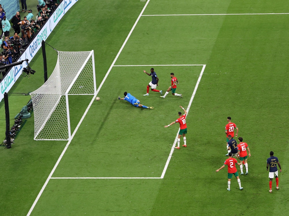 Randal Kolo Muani schiebt den Ball zum 2:0 für Frankreich gegen Marokko ein.