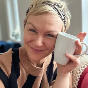 Karen Heinrichs, hier auf einem Instagram-Selfie vom 13. Dezember 2022, lächelt zufrieden in die Kamera.