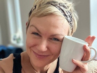 Karen Heinrichs, hier auf einem Instagram-Selfie vom 13. Dezember 2022, lächelt zufrieden in die Kamera.
