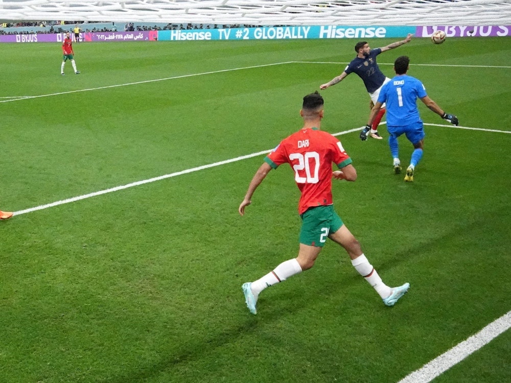 Theo Hernández trifft in der Luft zum 1:0 für Frankreich gegen Marokko.