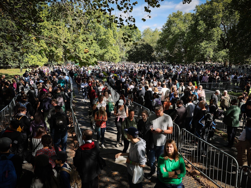 Zahlreiche Menschen gehen in einer langen Schlange im Southwark Park am Start der Warteschlange zur Westminster Hall um am aufgebahrten Sarg von Königin Elizabeth II. Abschied zu nehmen.