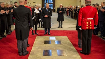 Der britische König Charles III. betrachtet eine neue Gedenktafel, die zu Ehren der verstorbenen Königin Elizabeth II. in der Westminster Hall angebracht wurde.