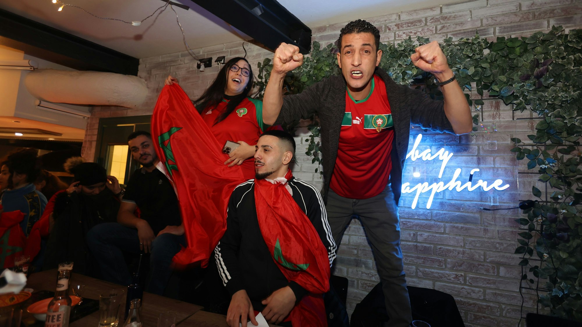 Marokko-Fans nehmen das WM-Aus im Latif's am Ring mit Fassung.




