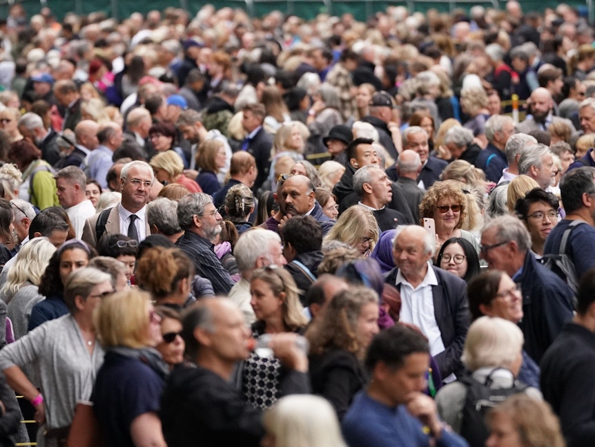 Menschen stehen in Warteschlangen im Victoria Tower Gardens, um der verstorbenen Königin Elizabeth II. die letzte Ehre zu erweisen.