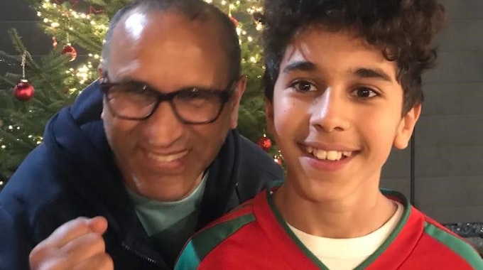 Vater und sein Sohn drücken die Daumen für Marokko bei der Fußball WM.