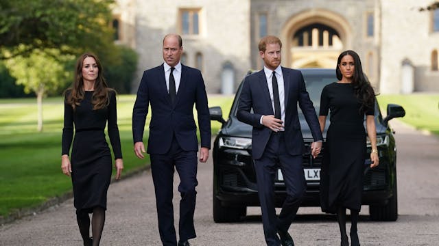 Catherine, Prinzessin von Wales, Prinz William, Prinz von Wales, Prinz Harry, Herzog von Sussex, und Meghan, Herzogin von Sussex auf dem langen Spaziergang auf Schloss Windsor. Sie tragen alle schwarze Kleidung.&nbsp;