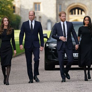 Catherine, Prinzessin von Wales, Prinz William, Prinz von Wales, Prinz Harry, Herzog von Sussex, und Meghan, Herzogin von Sussex auf dem langen Spaziergang auf Schloss Windsor. Sie tragen alle schwarze Kleidung.&nbsp;