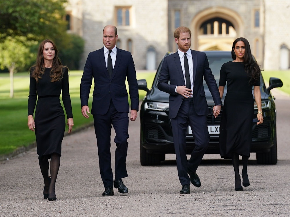 Catherine, William, Prinz Harry und Meghan gehen vor einem Auto.