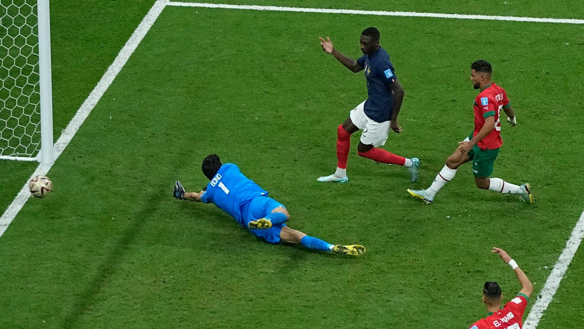 Frankreichs Kolo Muani trifft gegen Marokko zum 2:0.