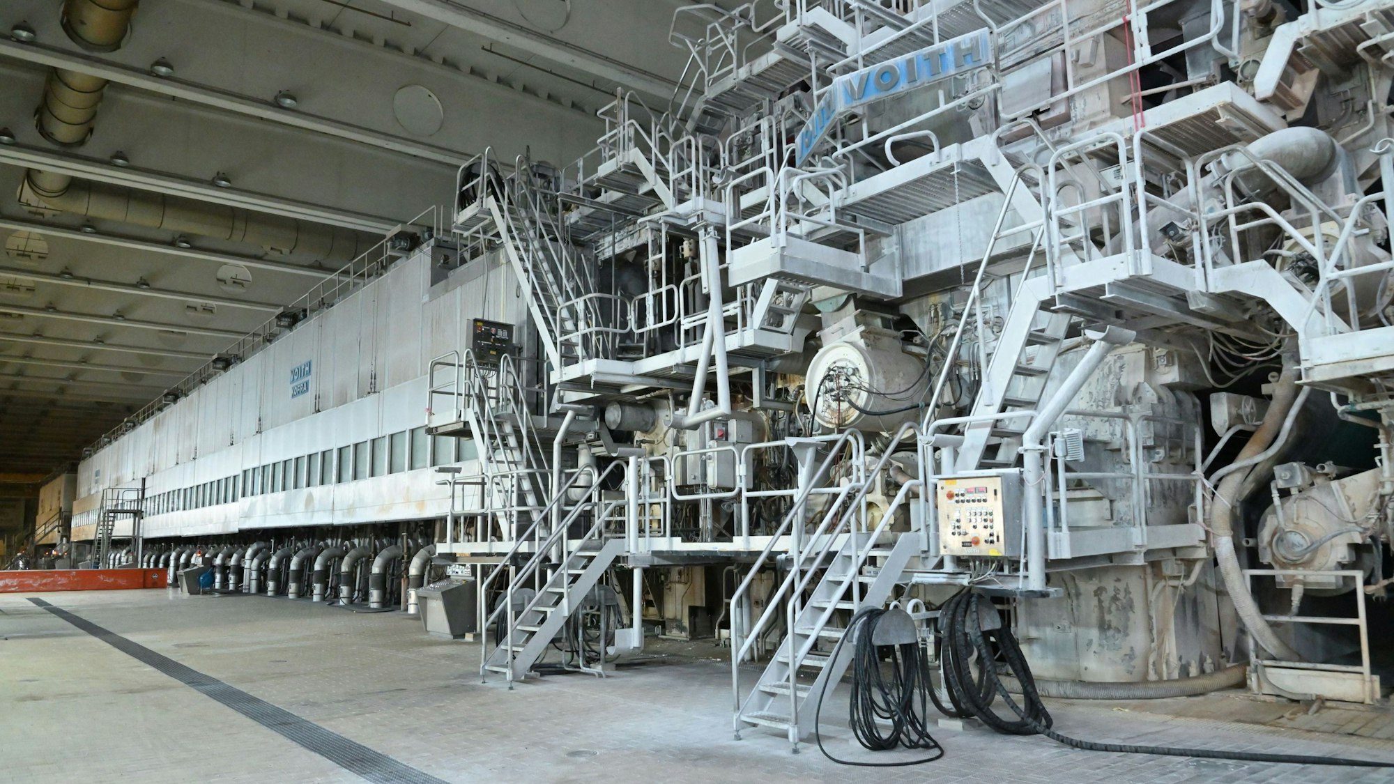 Die riesige Papiermaschine stand in einer Fabrikhalle von Zanders in Bergisch Gladbach.
