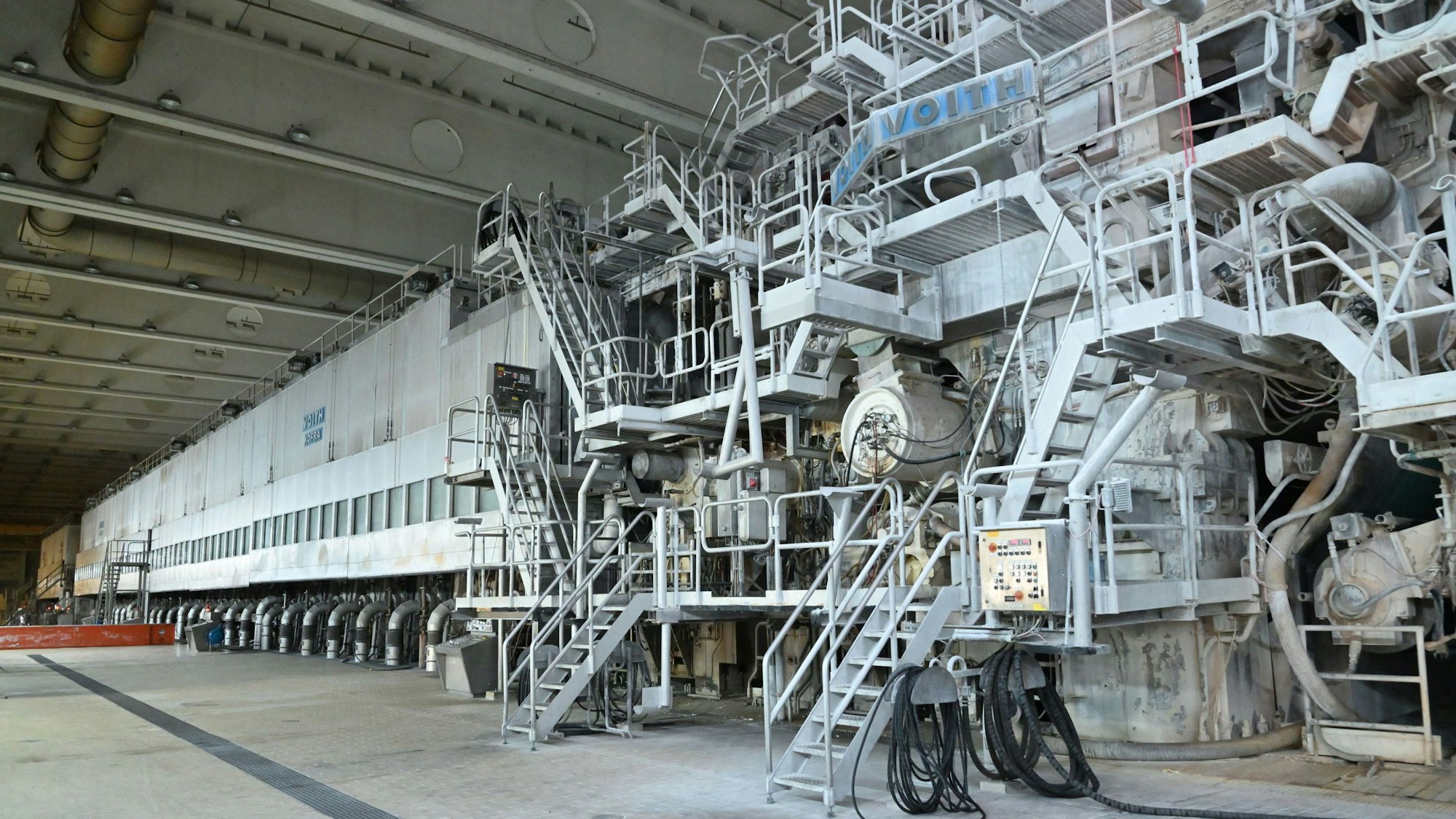 In der Zanders-Halle steht eine riesige Papiermaschine.