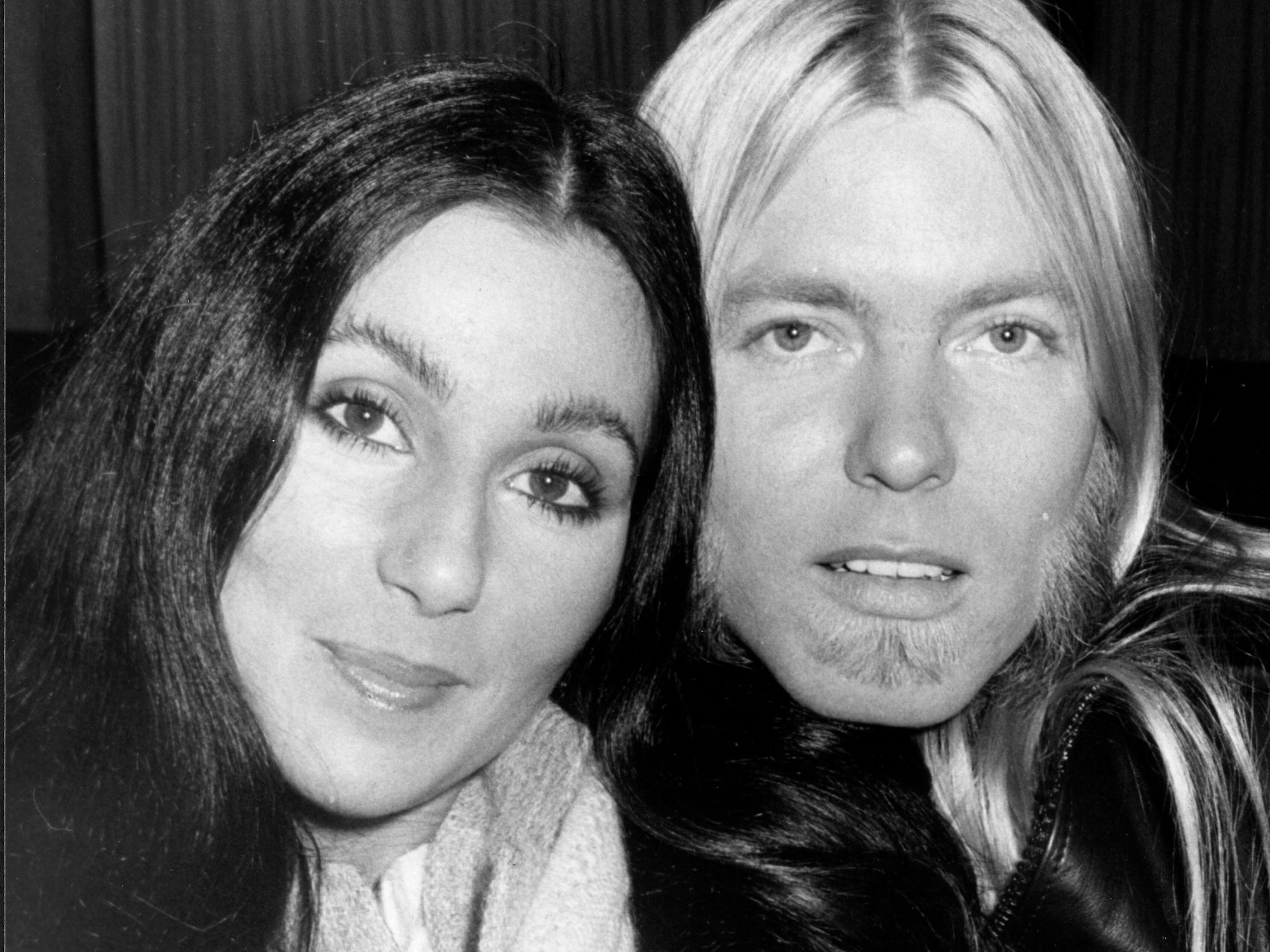 Das Foto zeigt US-Sängerin Cher und ihren zweiten Ehemann, der US-Rockpionier Gregg Allman, am im April 1962 in London. Cher hat sich über die Jahre stark verändert und ist aufgrund zahlreicher Schönheits-OPs faltenfrei.
