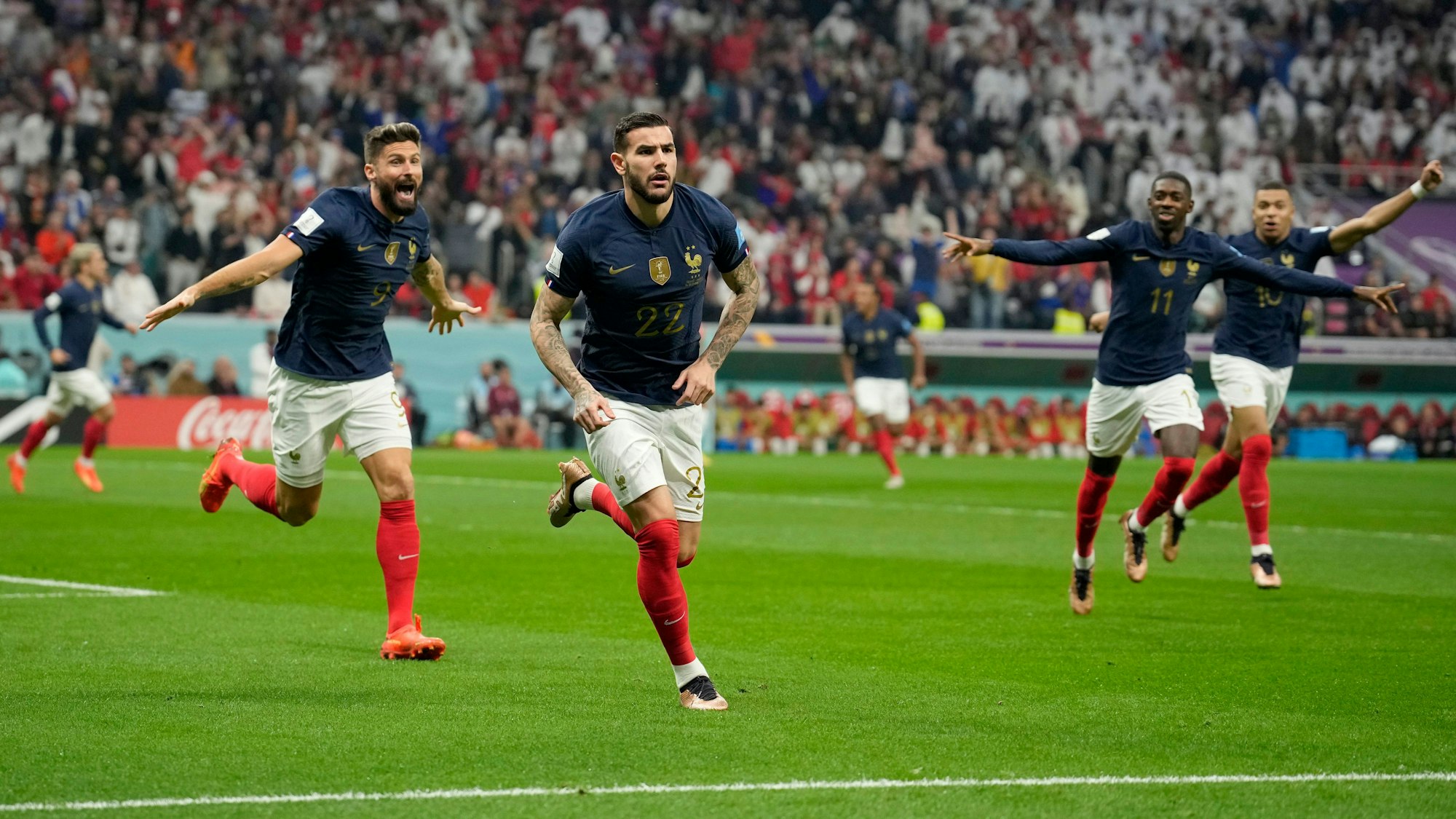 Frankreich jubelt im Halbfinale der WM 2022 gegen Marokko über das frühe Tor von Theo Hernández.