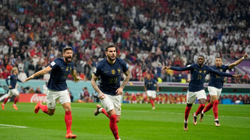 Frankreich jubelt im Halbfinale der WM 2022 gegen Marokko über das frühe Tor von Theo Hernández.