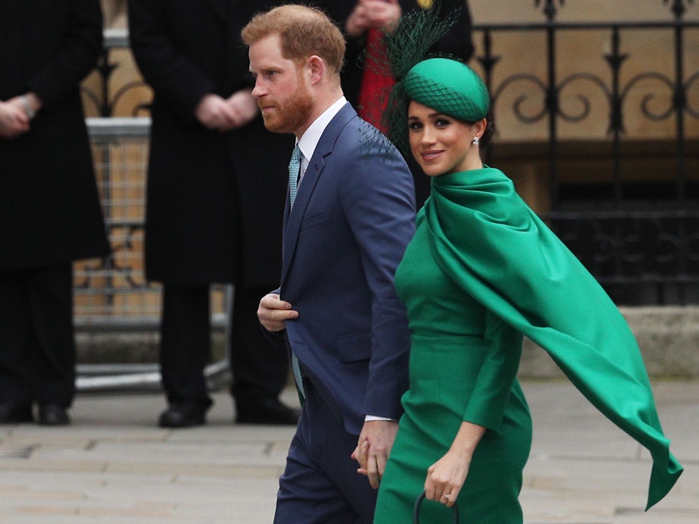 Prinz Harry und Meghan gehen Hand in Hand.