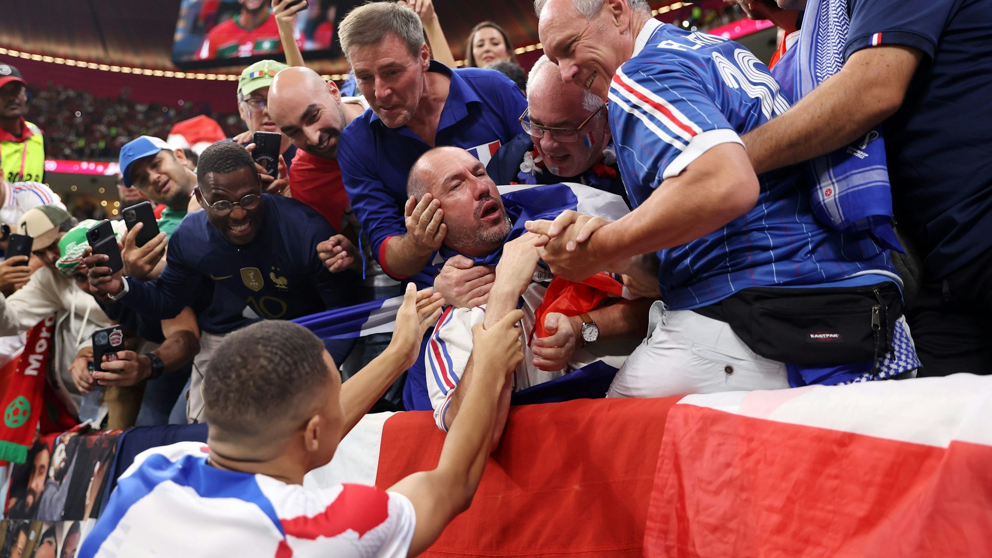 Kylian Mbappé kümmert sich vor dem WM-Halbfinale zwischen Frankreich und Marokko um einen Fan.