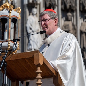 Rainer Maria Kardinal Woelki spricht beim Pontifikalamt auf dem Roncalliplatz an Fronleichnam. Er steht auf einem Podest.