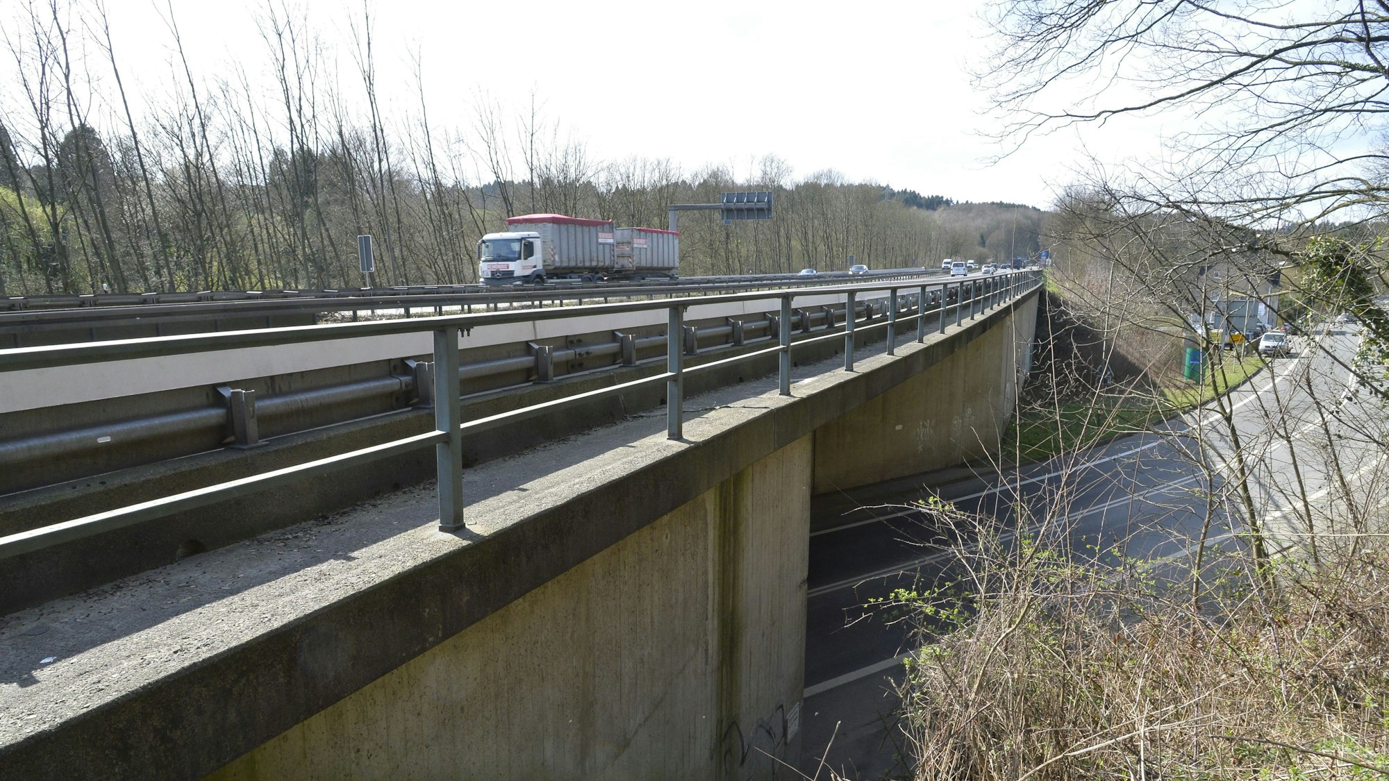 Die Autobahnbrücke bei Untereschbach mit einem Lkw darauf.