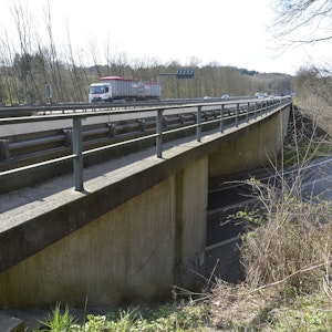 Die Brücke der A4 über die Landstraße 136 bei Overath-Untereschbach ist marode.