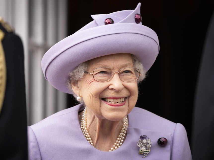 Königin Elizabeth II. nimmt an einer Militärparade zu ihren Ehren im Garten des Holyrood-Palasts teil.
