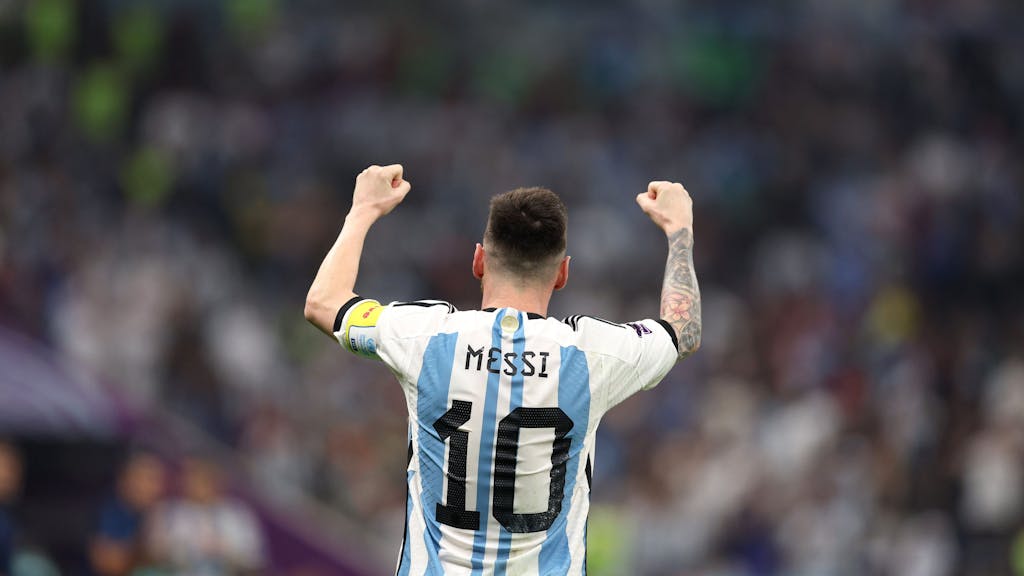 Lionel Messi jubelt am 13. Dezember 2022 bei der WM in Katar im Trikot der argentinischen Nationalmannschaft.